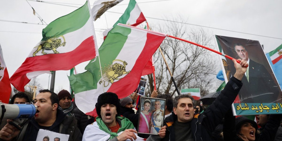 Da li će on biti novi vladar Irana? Posle vesti da je ubijen Ajatolah, svet bruji o jednom imenu