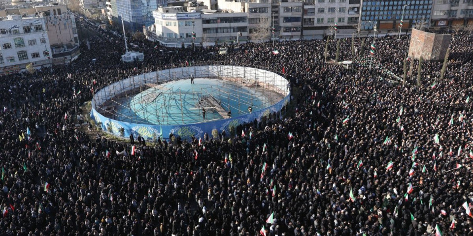 Haos u Teheranu! Narod u crnom kuka za vođom, odjekuje "Smrt Americi i Izraelu!"