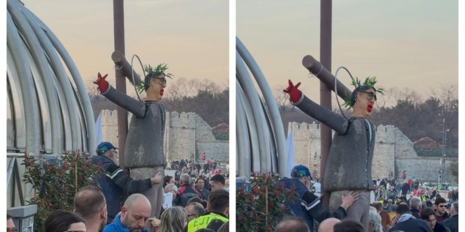 (FOTO, VIDEO) Koliko su bolesni: Blokaderi "razapeli" Vučića na krst