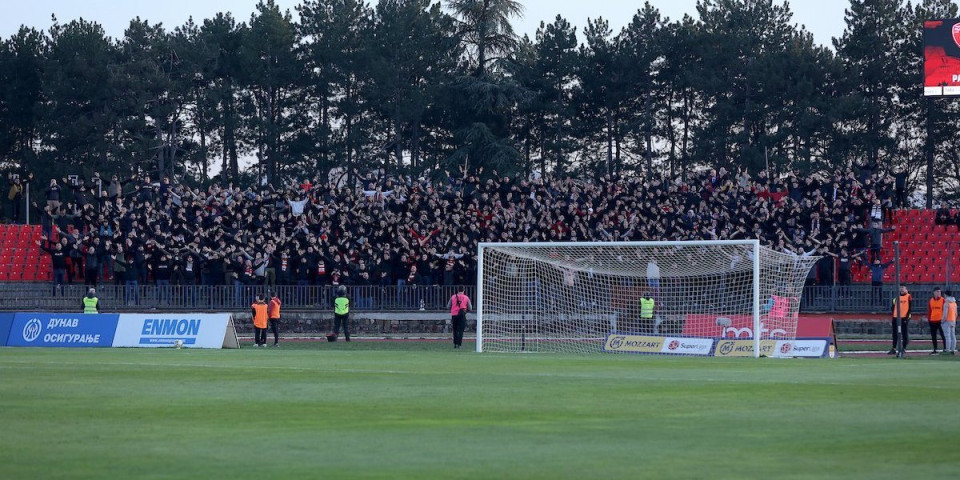 Kragujevac okupiran: Policija dopratila navijače Radničkog do stadiona (VIDEO)