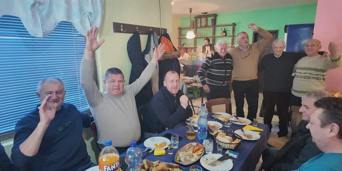 Da je čaša flaša, da je flaša bure, a rakija more – pili bismo do zore