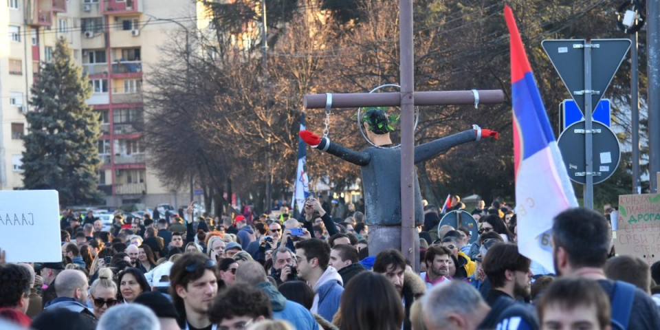 Ovo je dno dna! Skandal na blokaderskom skupu u Nišu: Urlali bez kočnice, građani u šoku (VIDEO)