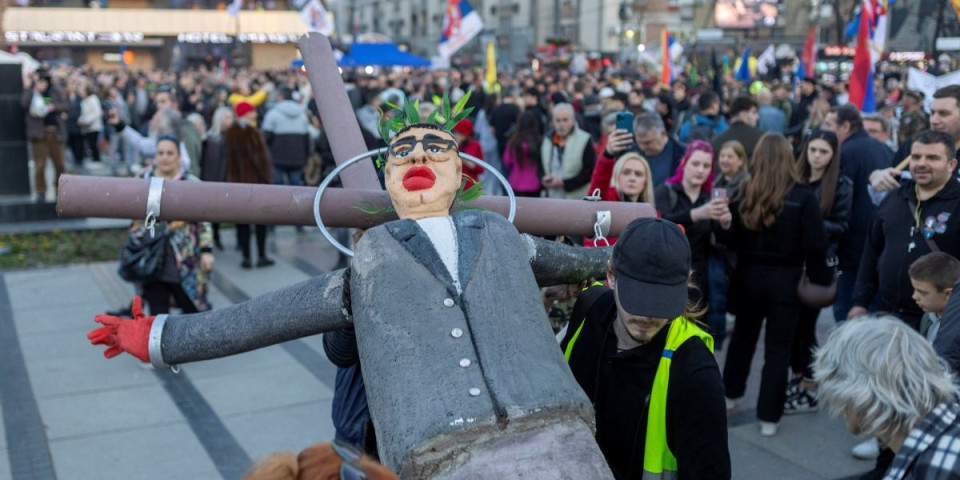 Vučić razapet na krstu je jasna poruka: Ovo blokaderi žele da urade sa Srbijom