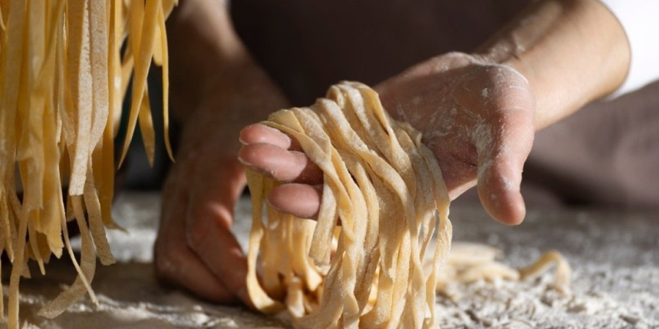 Recept za domaće rezance koji se ne raspadaju: Stari bakin trik sprečava gnjecavost i čini supu savršenom