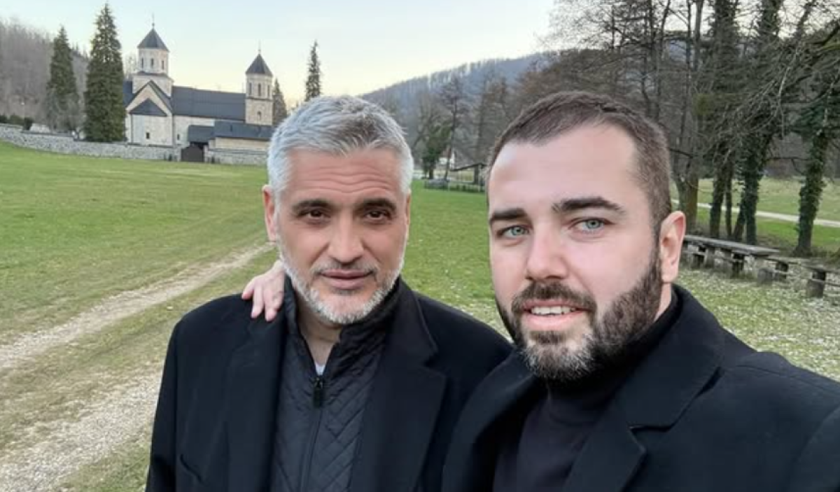 Grlili se usred grada: Aca Kos uhvaćen u društvu poznatog pevača – Čede ni na vidiku!