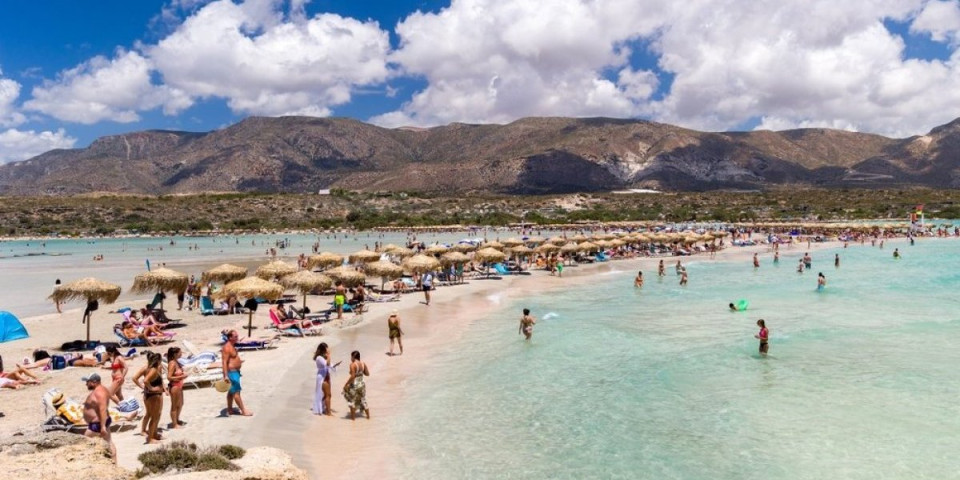 Ružičasti pesak i tirkizno more prave bajku: Ovo je najlepša plaža u Evropi