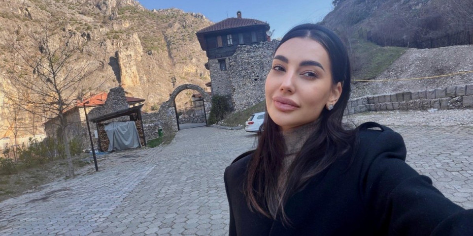 "Suze su mi same krenule": Kaća Grujić obilazi manastire na Kosovu i Metohiji (FOTO)