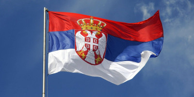 Sramno ponašanje u centru Beograda: Blokaderka cepa srpsku zastavu i javno se diči time (VIDEO)