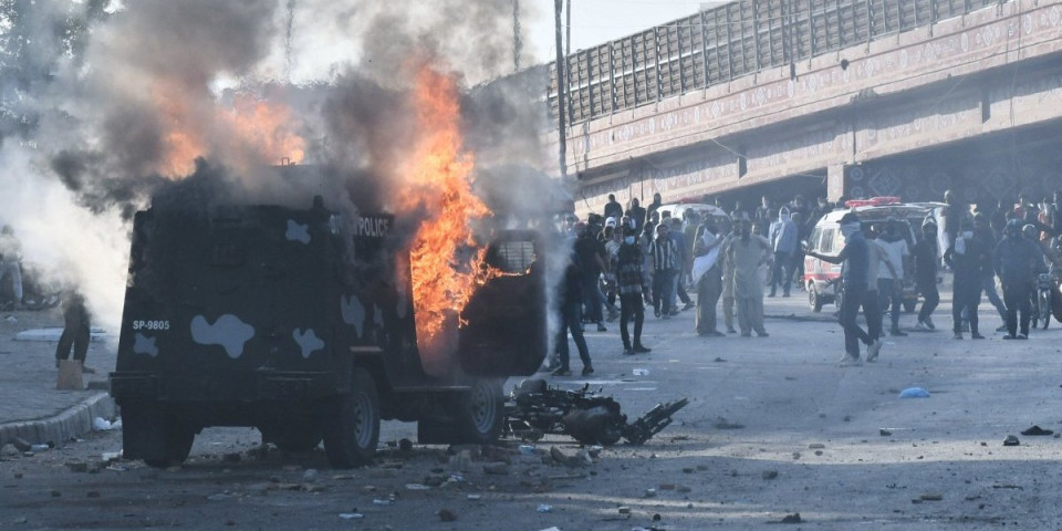 Masakr u američkom konzulatu, najmanje 10 mrtvih! Marinci otvorili vatru na rulju (VIDEO)