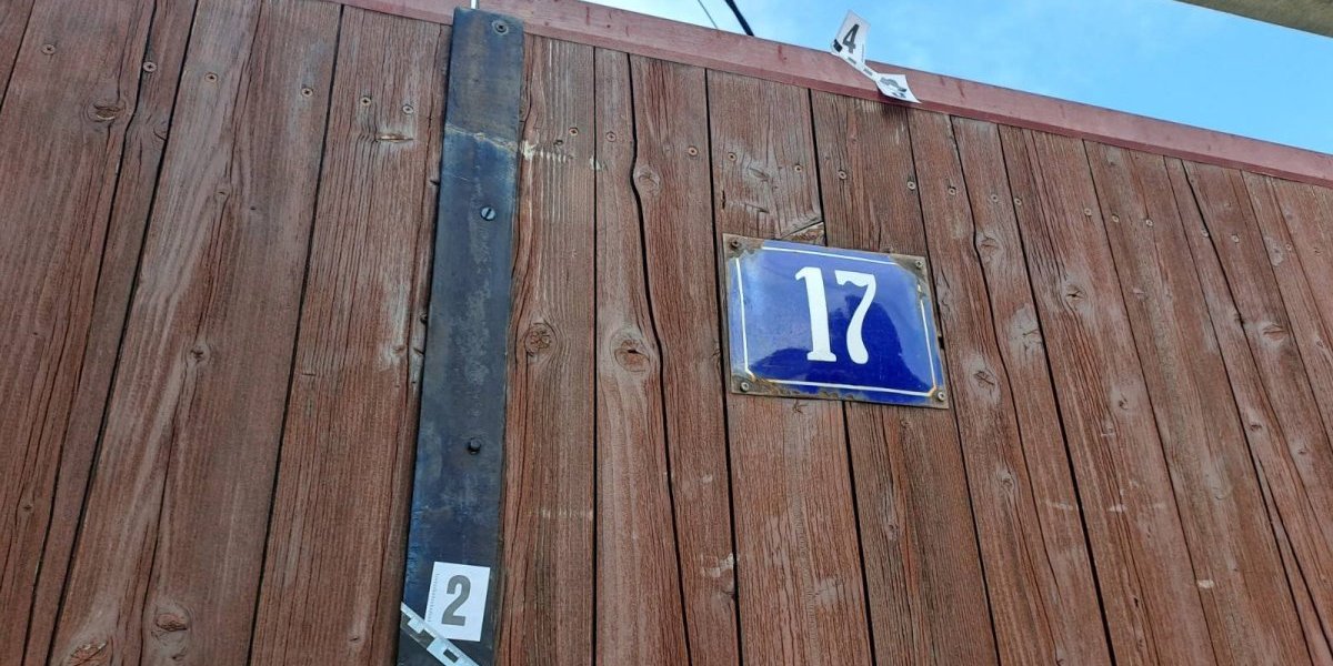 Kapija kuće u kojoj je ubijena J.K.