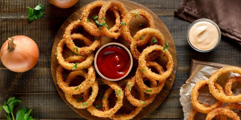 Najhrskaviji pohovani luk: Prilog koji će začas zameniti pomfrit - deca ga obožavaju