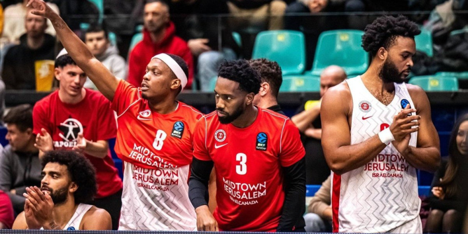 Uspešno evakuisani - Košarkaši Hapoela sleteli u Beograd