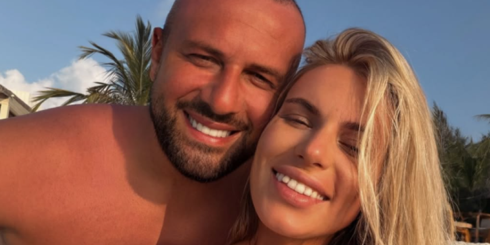 "Daj Bože da se vratimo kući": Pevač i njegova trudna supruga strahuju na Maldivima