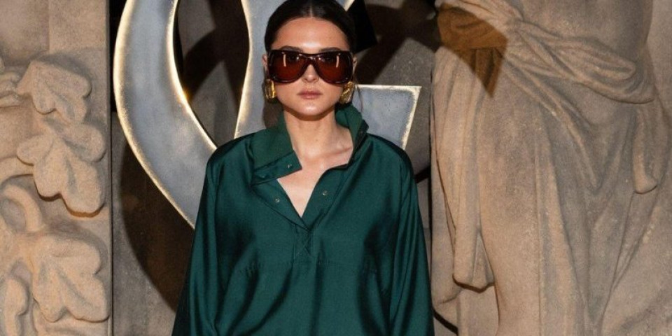 Pevačica u bapskim gaćama zapalila Pariz: Skandal na Nedelji mode - zaboravila suknju kod kuće (FOTO)