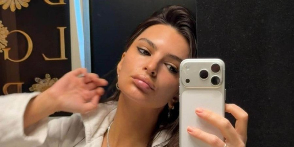 Sevnula gola zadnjica: Emili Ratajkovski kao od majke rođena - mreže eksplodirale (FOTO)