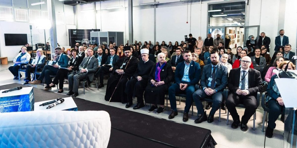 Blokaderi u Srebrenici: Mrzitelji Srbije u novoj akciji - pogledajte ko sedi u prvim redovima (FOTO)