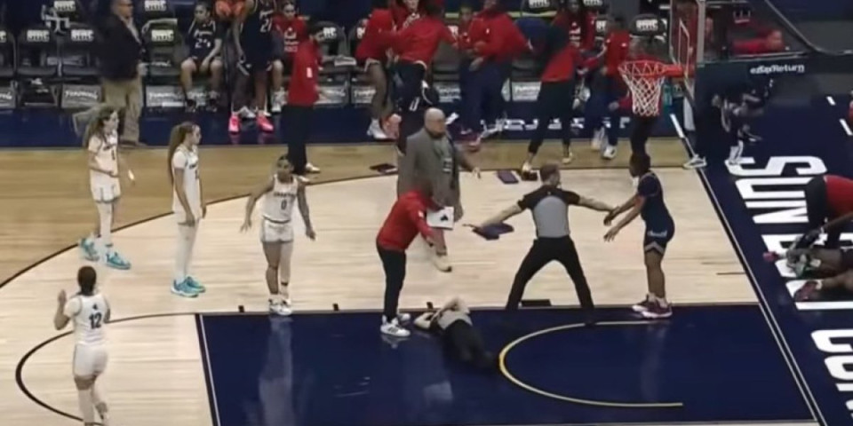 Opšta makljaža na Floridi: Čak osam igračica izbačeno, sudija završila na podu (VIDEO)