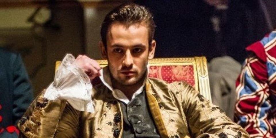 Ima ozbiljnu govornu manu: Lepotan iz serije "Katarina Velika" krije neverovatnu tajnu