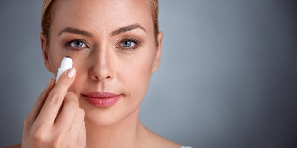 Zbogom tamnim kolutovima: Trikovi šminkera koji brišu podočnjake bez skupih tretmana (VIDEO)