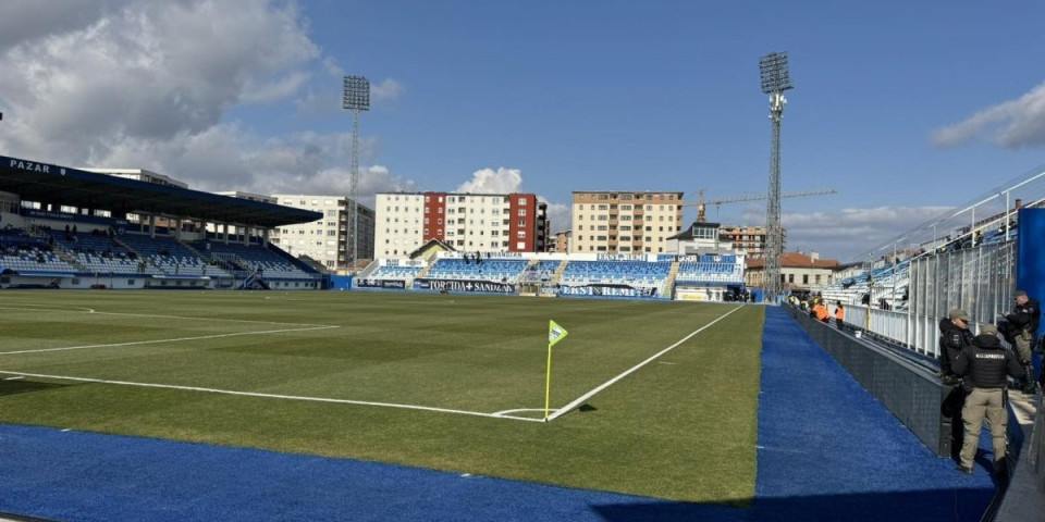 Pljušte uvrede u Pazaru: Vatreni doček za Crvenu zvezdu pred početak meča (VIDEO)