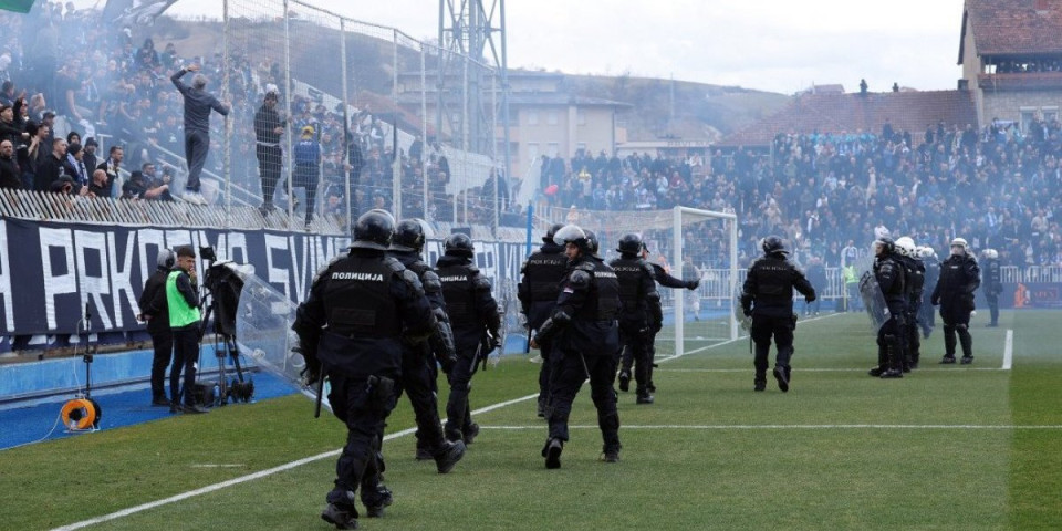 Skandal u Novom Pazaru: Prekid nakon provokacija domaćih, sukob navijača i policije (VIDEO)