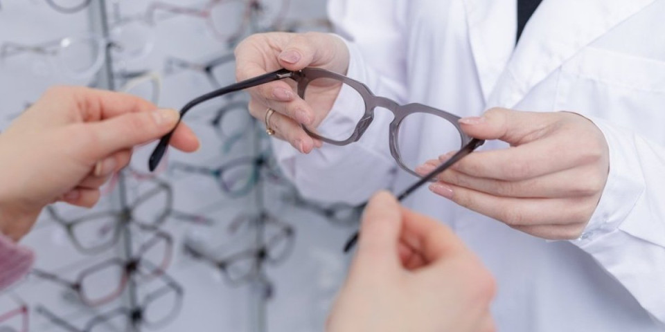 Znate li šta znače brojevi na okviru naočara? Kriju bitnu stvar koju većina ne zna