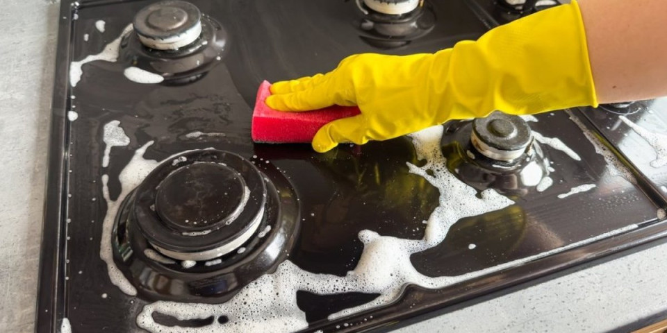 Ploča za kuvanje će blistati i biti bez mrlja: Ova pasta čisti u trenu, dovoljno je samo da namažete