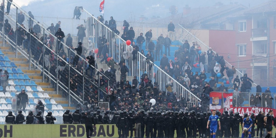 (VIDEO) Navijači Zvezde odlaze, a okolo kao da je ratno stanje - Pogledajte šok snimak iz Novog Pazara