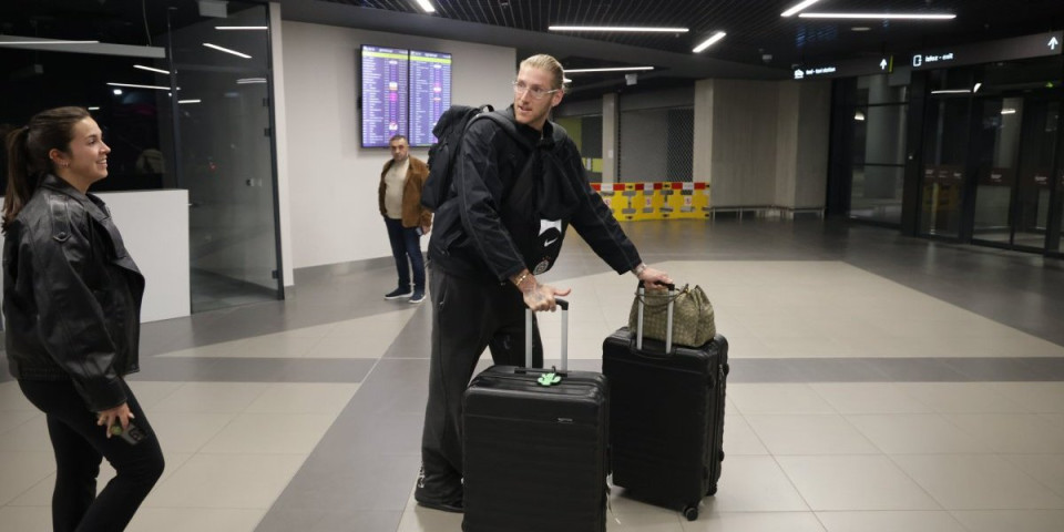 Košarkaši Partizana konačno stigli iz Dubaija - Osetkovski i Vošington doputovali u Beograd (FOTO GALERIJA)