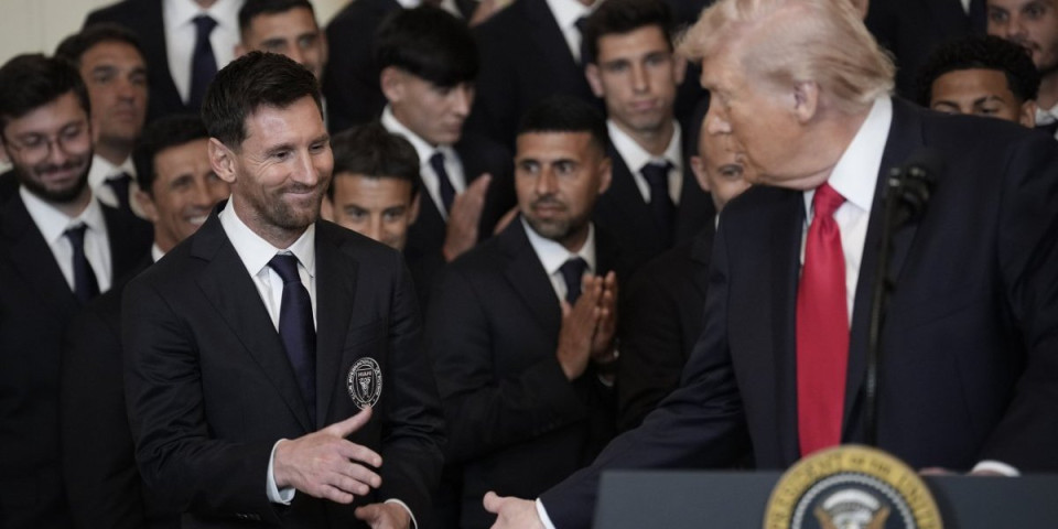 Palo rukovanje - Tramp ugostio Mesija u Beloj kući (FOTO/VIDEO)