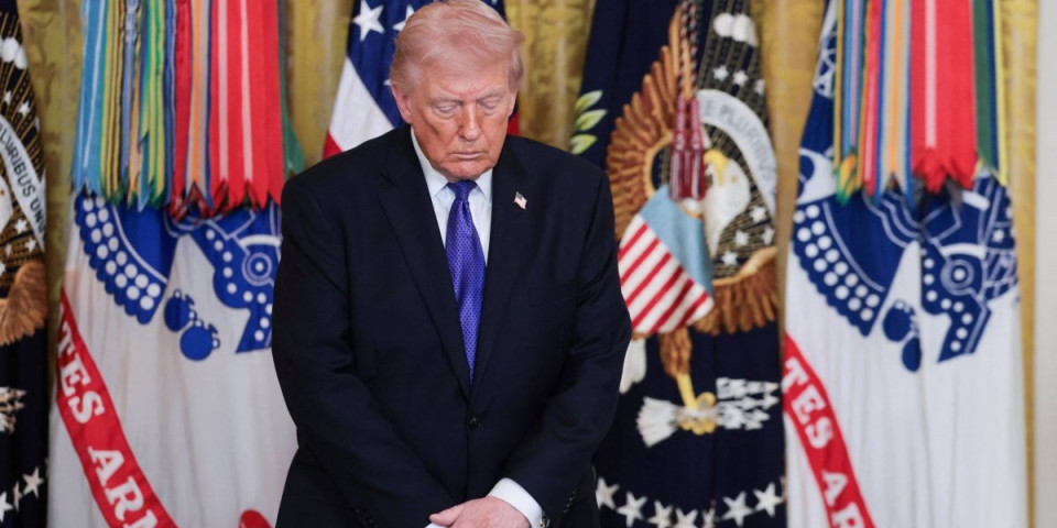 U jeku napada na Iran - šok snimak iz Ovalnog kabineta: Stavili ruke na Trampa i počeli ritual (VIDEO)