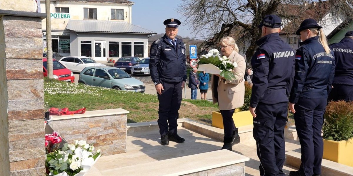 Majka Nikole Krsmanovića polaže venac