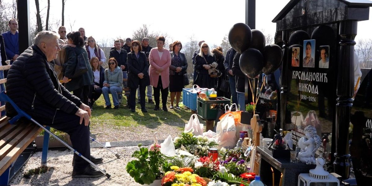 Porodica i prijatelji odaju poštu Nikoli Krsmanoviću