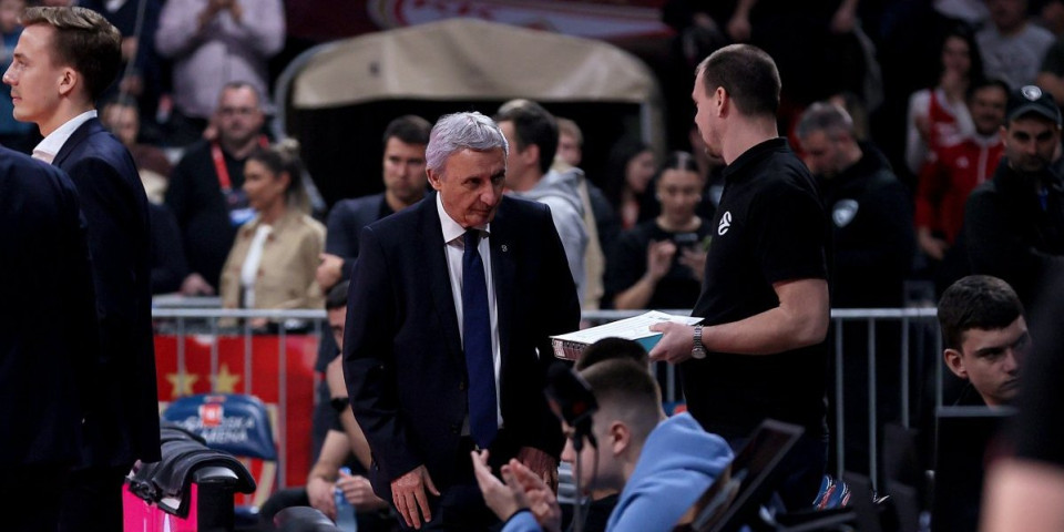 Ka-ri, Ka-ri! Navijači Zvezde ovacijama dočekali Svetislava Pešića u Areni (VIDEO)