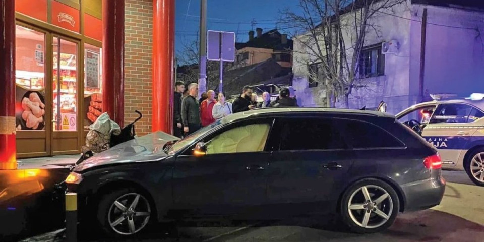 Beba izbačena na beton: Vozač bahatom vožnjom udario kolica pa se zabio u lokal (FOTO)