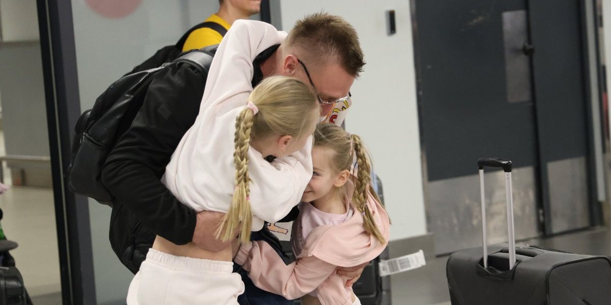 Pljuštali su zagrljaji na aerodromu