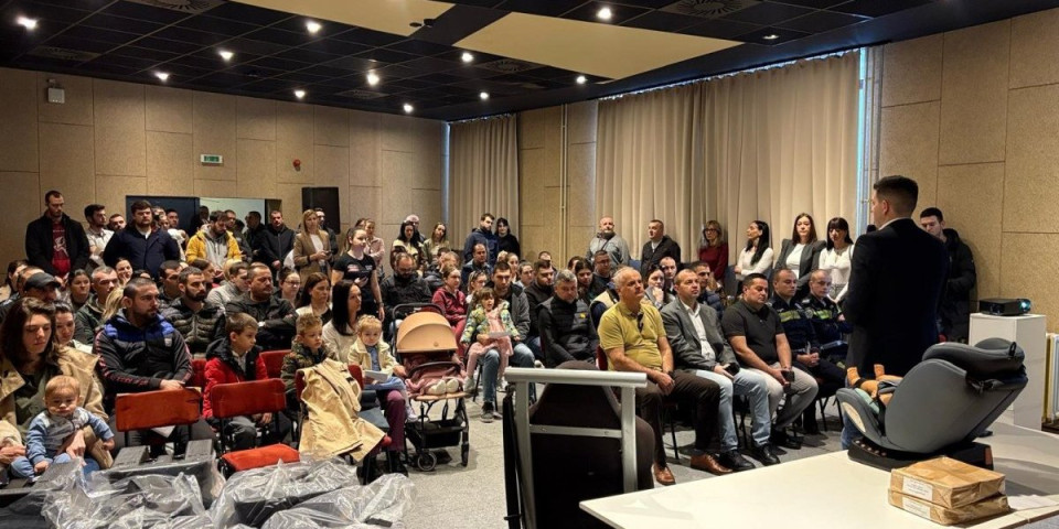 Poklon za roditelje: U Obrenovcu organizovana podela besplatnih dečijih auto-sedišta