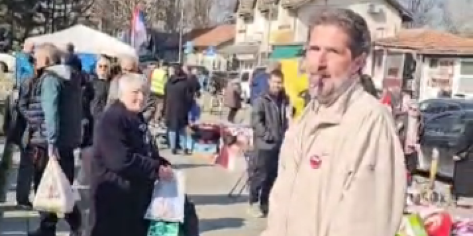 To se nije nad'o: Blokader došao pred štand SNS da provocira, pa dobio hladan tuš (VIDEO)