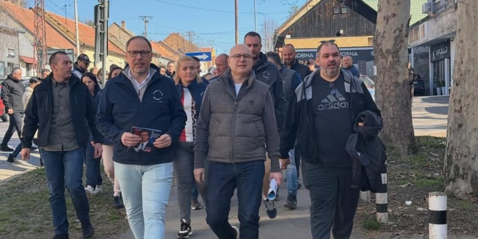 Puna sala u Sivcu, u Kuli dočekan aplauzom! Lider SNS Vučević poručio: Zajedno do pobede 29. marta (FOTO)