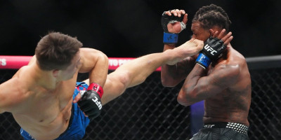 Auuu, strašan nokaut: Surovim udarcem ga poslao na patos (VIDEO)