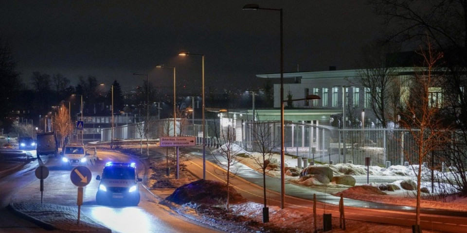 (VIDEO) Rat stigao u Evropu! Eksplozija u ambasadi SAD: Gust dim se nadvio nad zgradom, detonacija digla ceo grad na noge