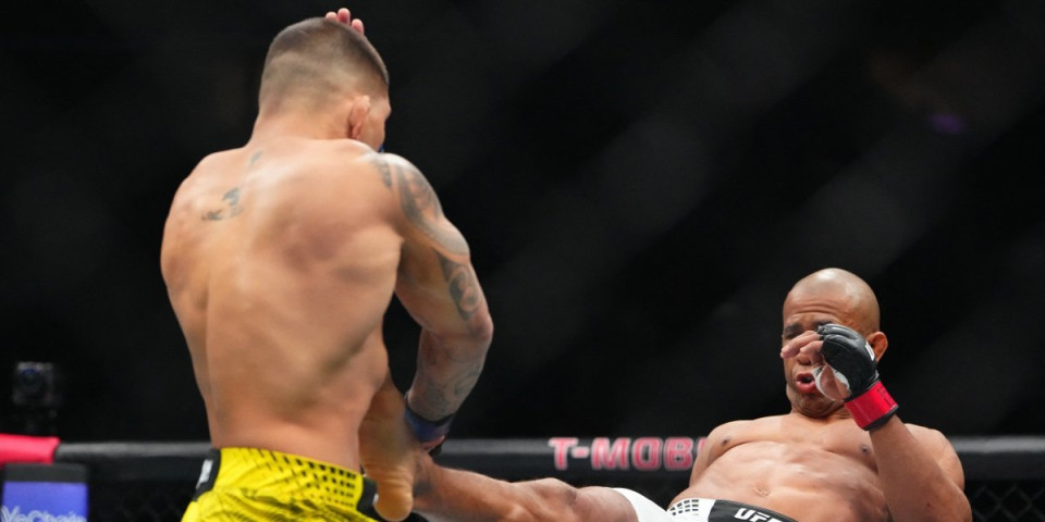 Buuum, majko mila kakav nokaut - Razornim udarcem ga je prikovao za pod (VIDEO)