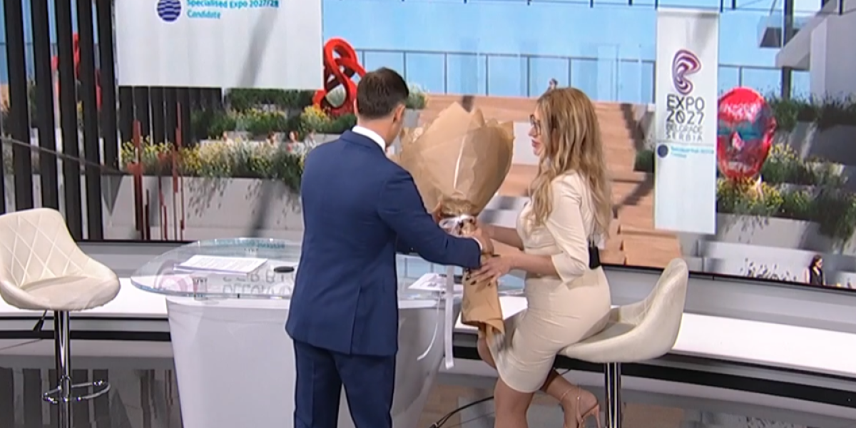 Siniša mali voditeljkama RTS-a poklonio cveće za 8. mart