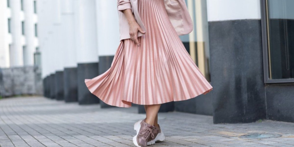 Suknja koja je hit proleća: Izdužuje figuru i pristaje svima - morate je imati u ormaru (VIDEO)
