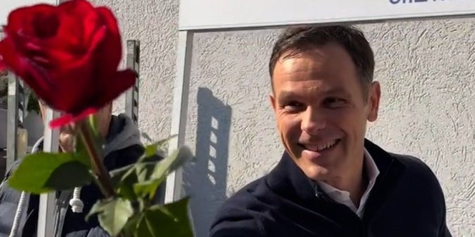 Siniša Mali u ženskom društvu: Poklone deli od ranog jutra (VIDEO)