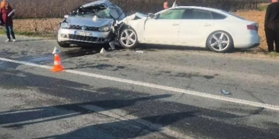 Jeziv prizor na mestu nesreće kod Šapca: Vozila potpuno uništena, poginule devojka i žena, dvoje prevezeno u bolnicu (FOTO)
