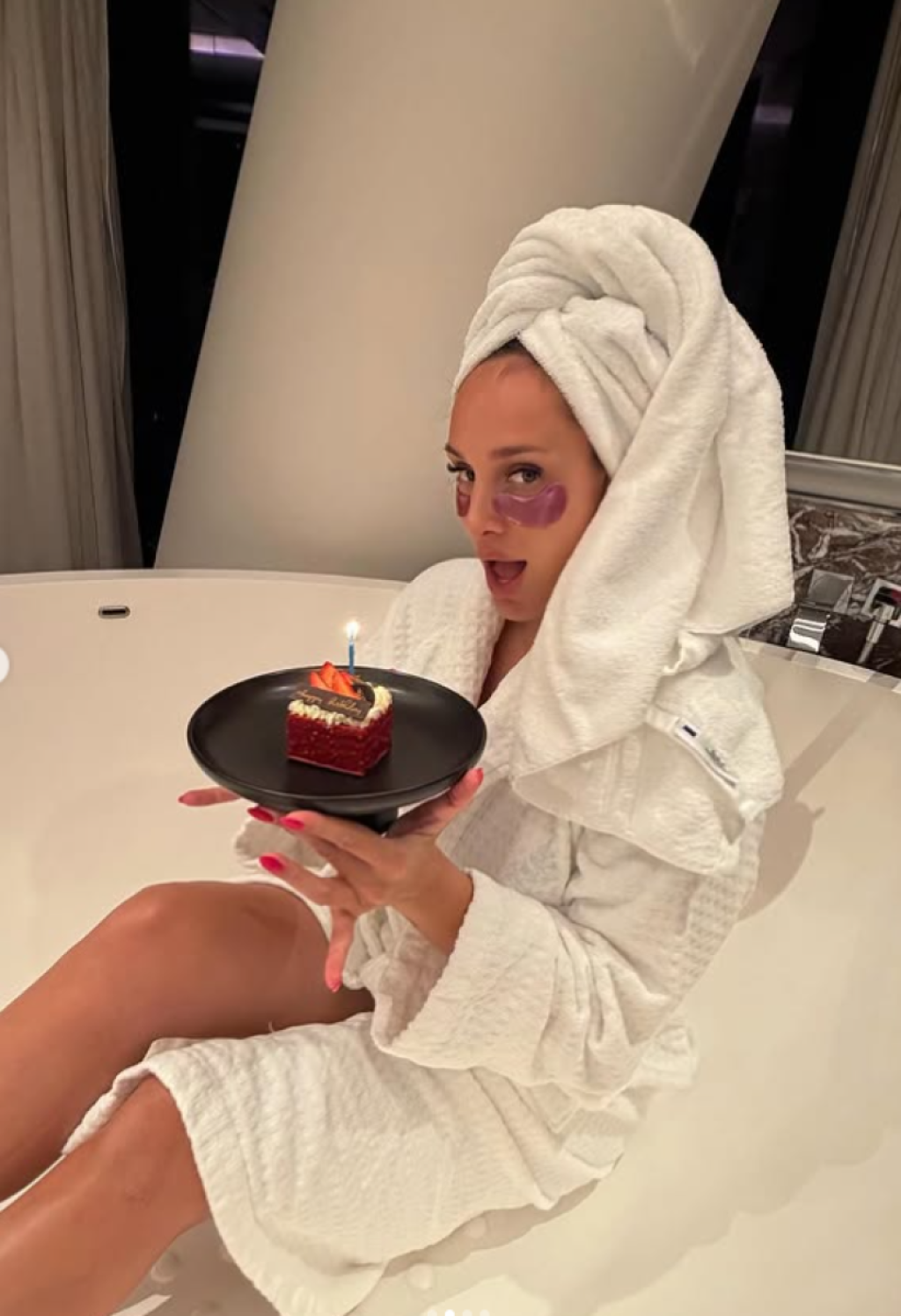 Zbog rata kilometrima daleko od ćerki: Evo gde je Luna Đogani dočekala 30. rođendan