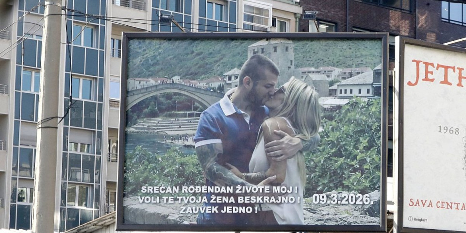 Žena Marka Mesara šokirala bilbordom! Usred Beograda osvanule reči koje bude jezu (FOTO)