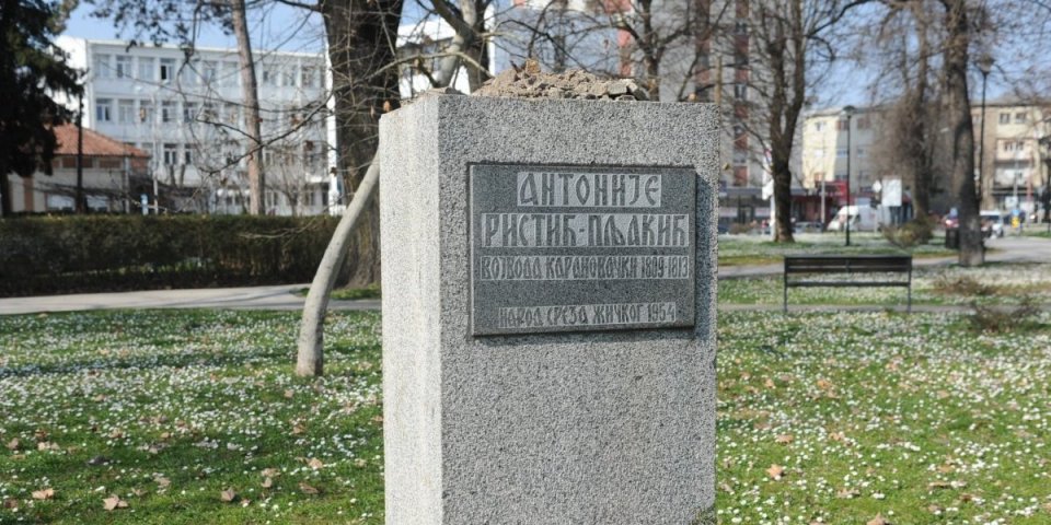 Ukrali vojvodinu bistu tešku 200 kila: Policija traga za vandalima