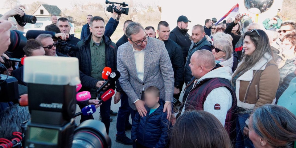 Porodice sa mališanima dočekale Vučića sa oduševljenjem - Predsednik iz Crvenke poručio: "Sve što radimo, radimo zbog budućnosti naše dece" (FOTO)